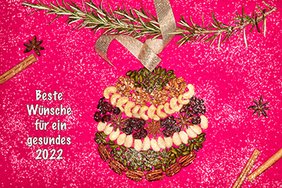 Weihnachtskugel aus Nüssen Weihnachtskugel aus Nüssen